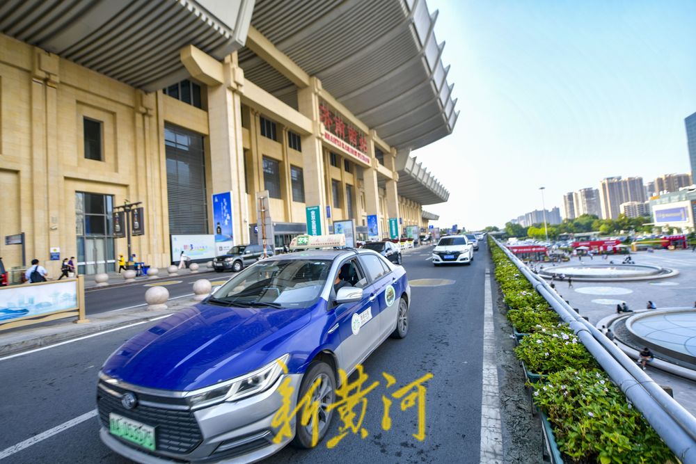 出租车可驶入济南西站二楼落客平台 划定临时停车区域