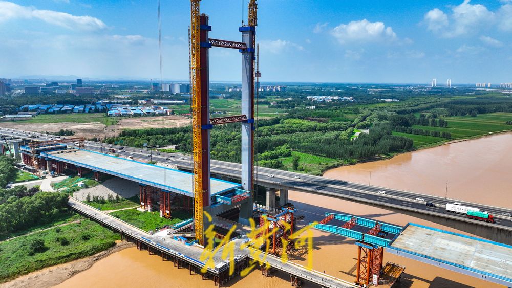 京台高速公路新建黄河大桥向着合龙推进
