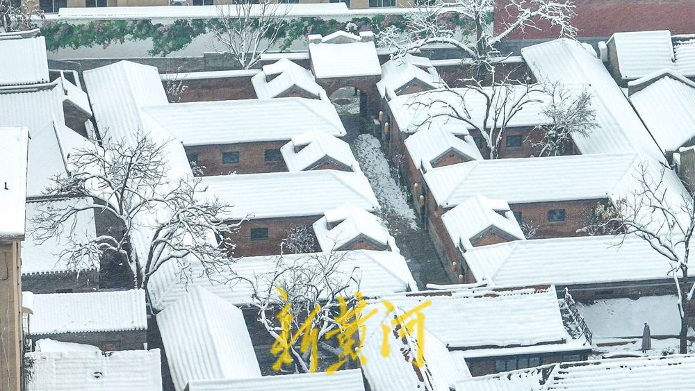 济南百年老街迎初雪 青砖红瓦披银装