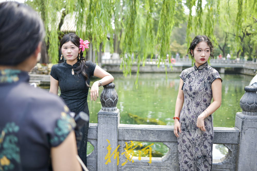 一年四季 泉在济南丨旗袍的风吹到了趵突泉  新中式旅游打卡爆红