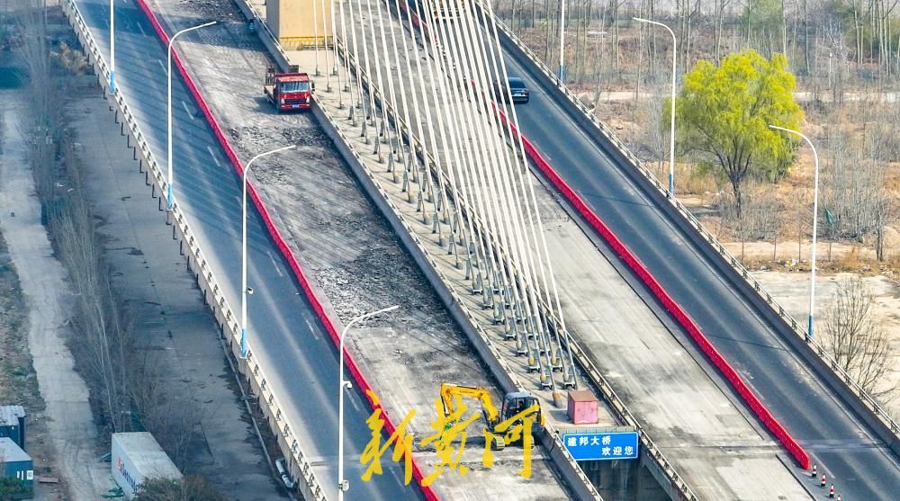 济南：跨黄大桥路面翻新 沥青摊铺即将展开
