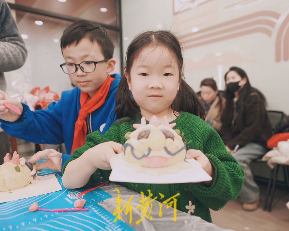 小学生制作龙年花馍 体验传统年俗文化