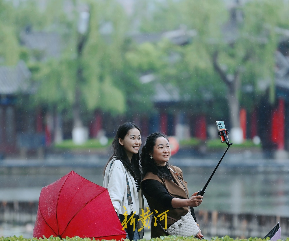 雨中漫步大明湖，邂逅翠绿朦胧中的浪漫