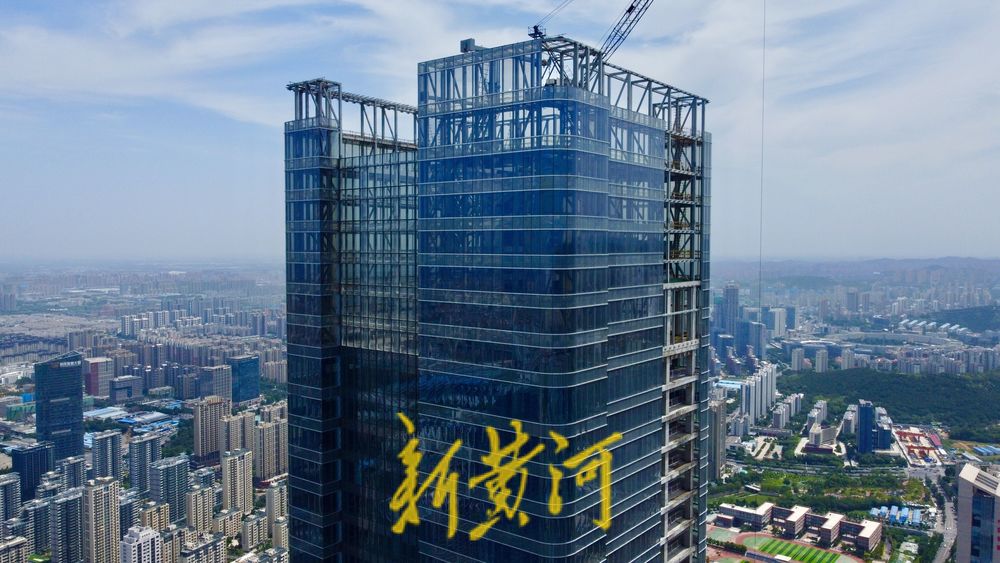 济南CBD超高层“河”玻璃幕墙冲顶