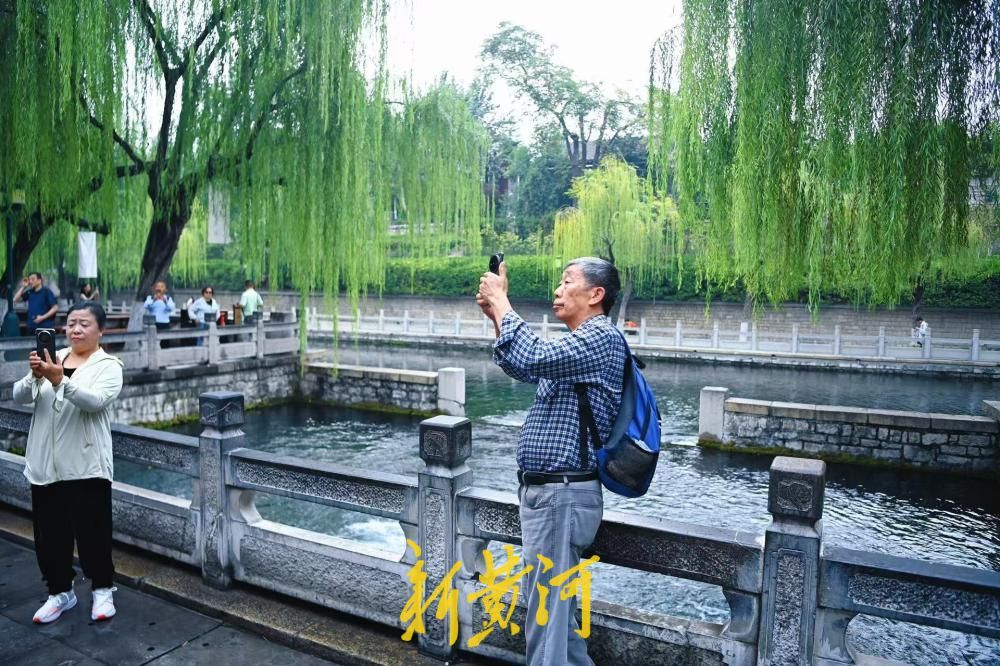 冷空气送秋意，泉城秋景醉游人