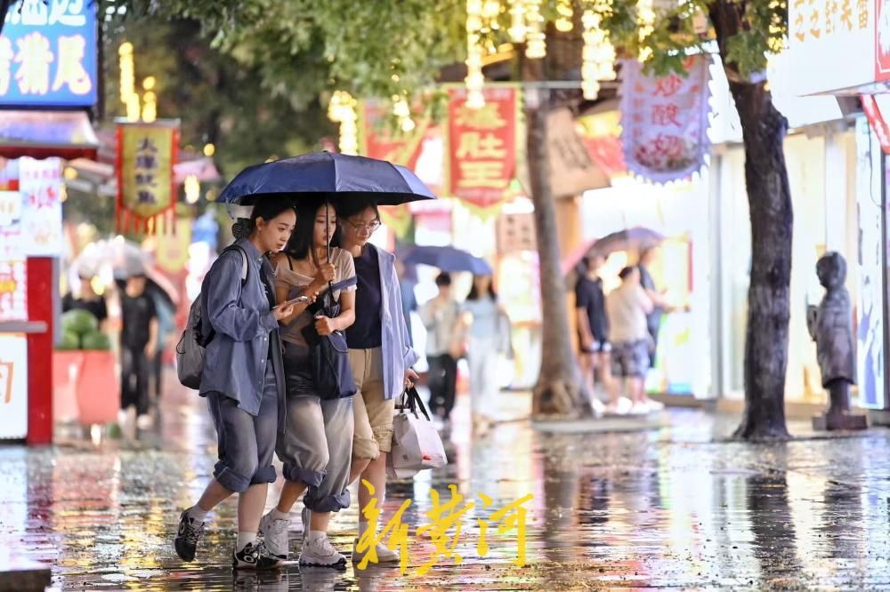 济南雨夜氛围感拉满 游客撑伞逛吃宽厚里