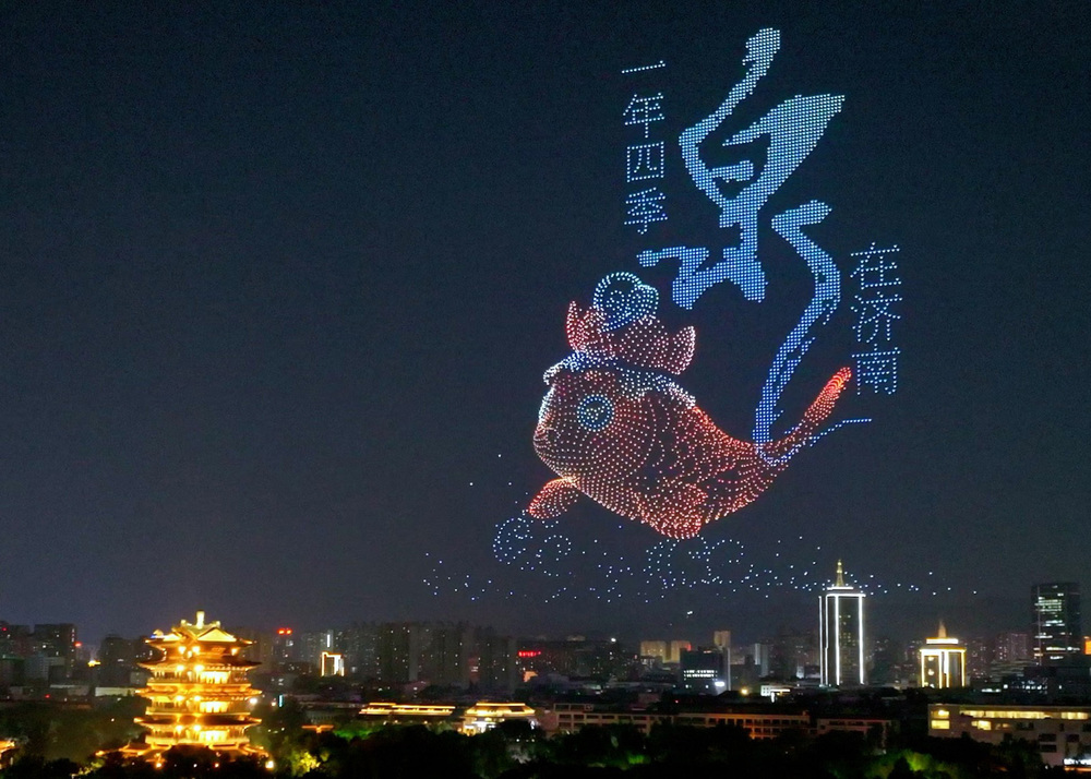 璀璨光影与湖景交融！3000架无人机绘就泉城新画卷