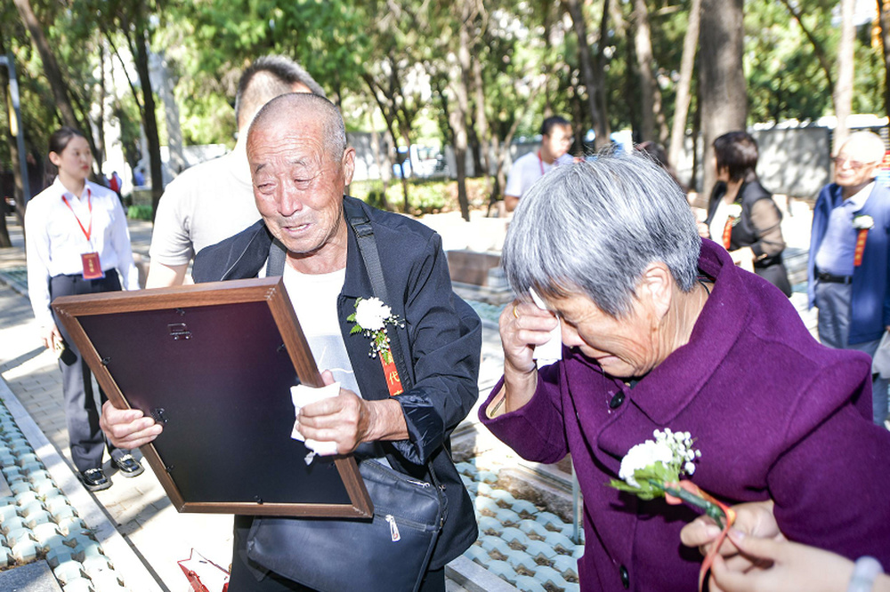 先烈回眸应笑慰，擎旗自有后来人