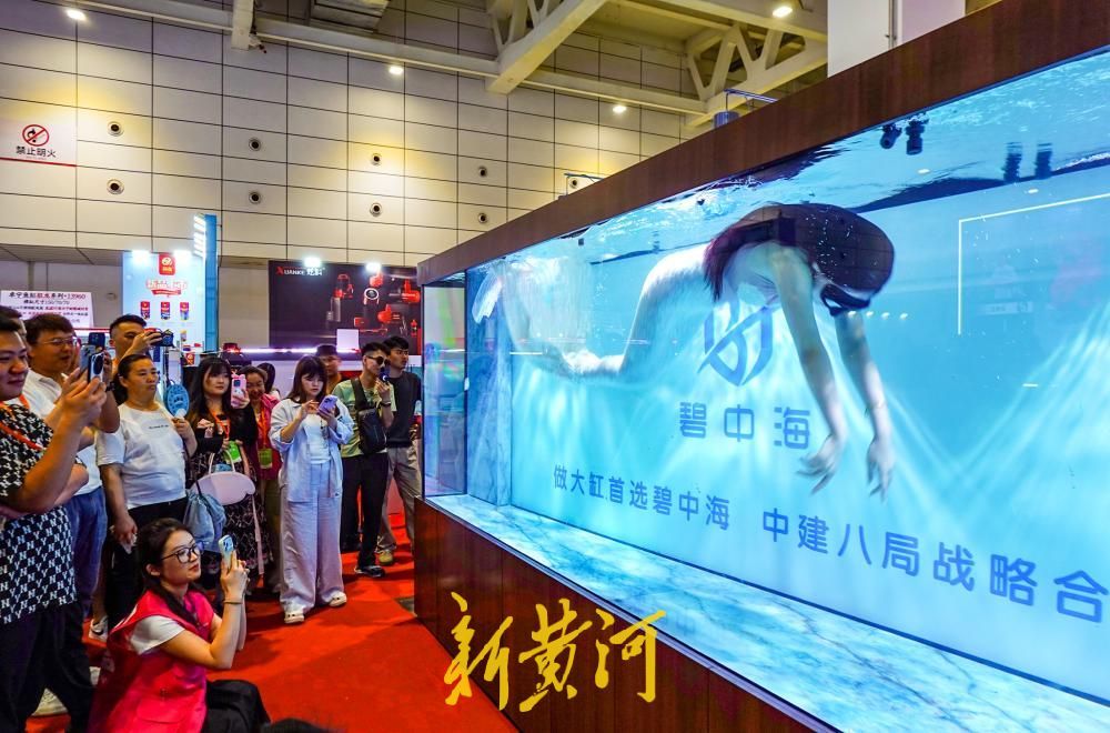 济南一水族用品展会参展商促销出奇招 巨型鱼缸里惊现“美人鱼”