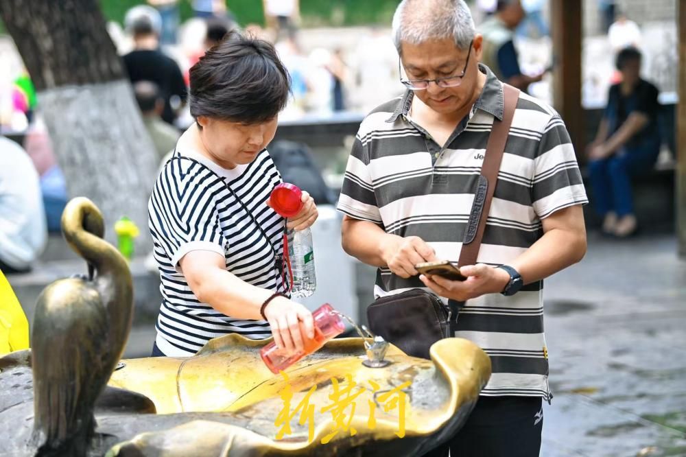 泉甘引客来  中秋假期济南护城河畔游人扎堆取水品清泉