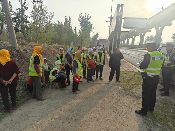 核载9人面包车拉了14人，驾驶员被罚