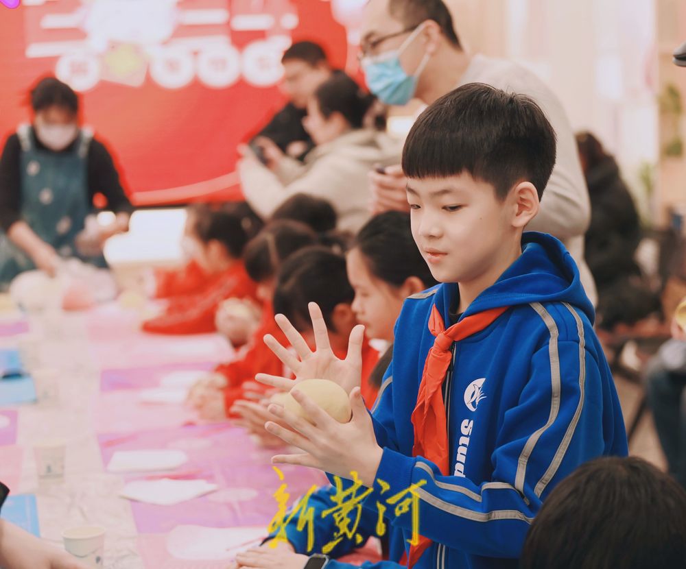 小学生制作龙年花馍 体验传统年俗文化