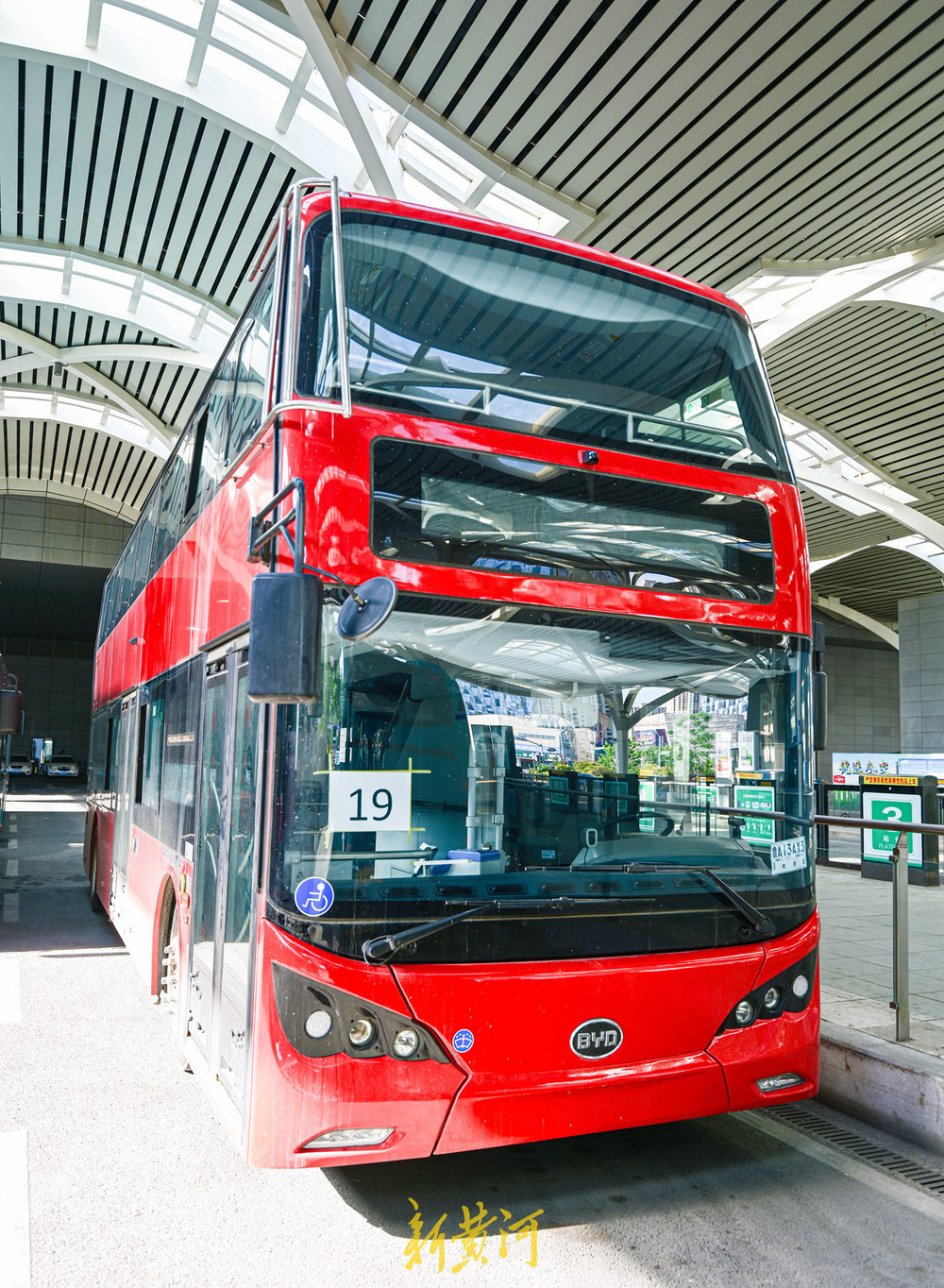 纯电动双层巴士来了计划在经十路上运行