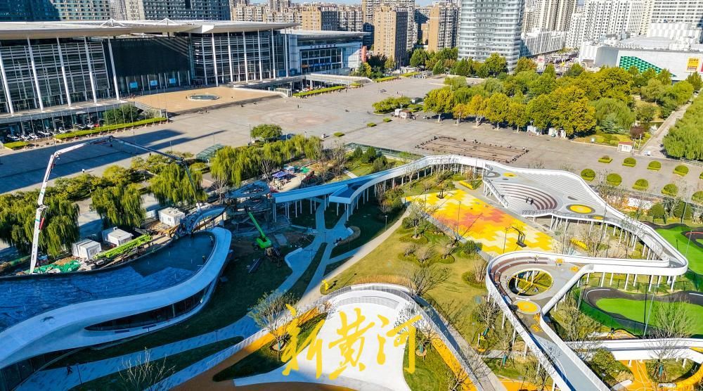 济南国际会展中心广场西侧改造初具规模，篮球场、自行车道、栈道亮相
