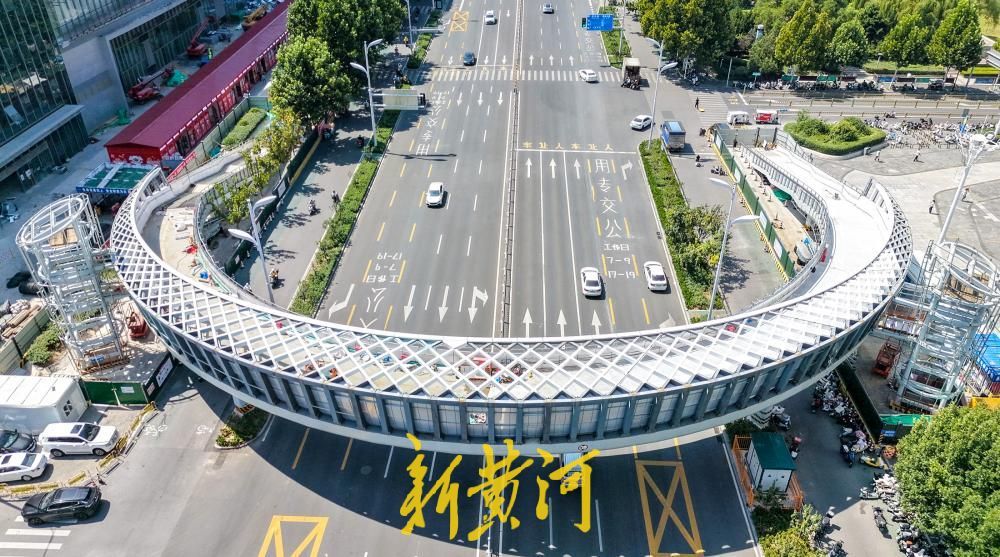 “新月”空中飞架，济南工业南路新增过街天桥初具规模