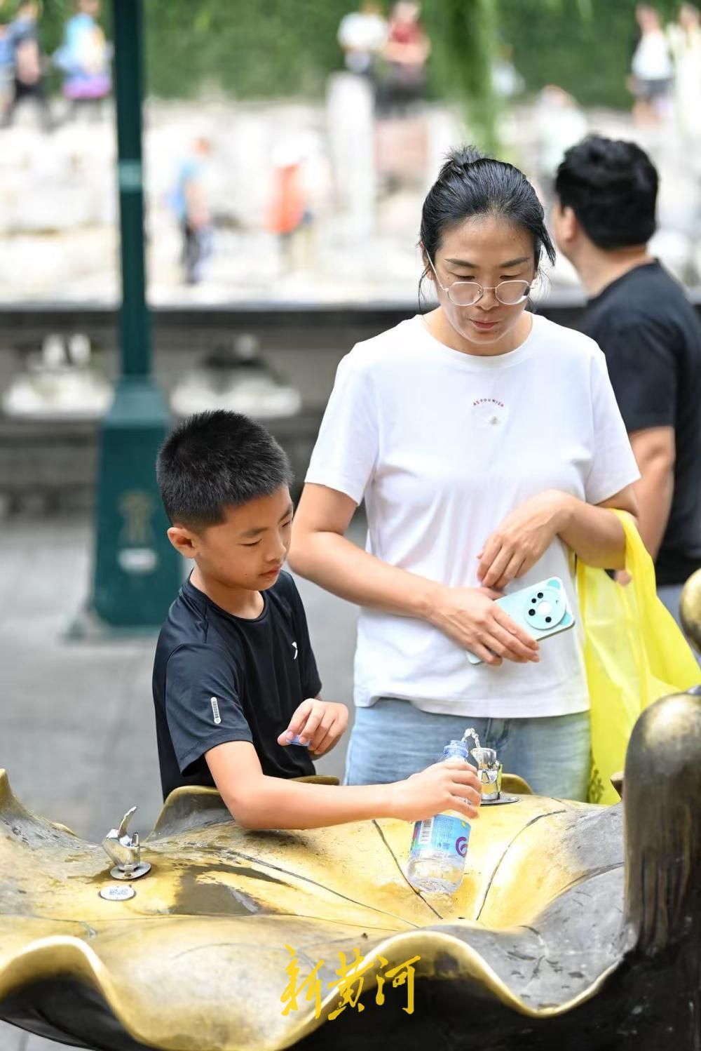 泉甘引客来  中秋假期济南护城河畔游人扎堆取水品清泉