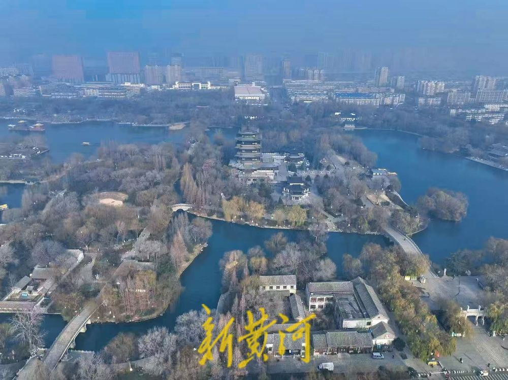 济南迎来今年首次空气污染过程 午后云开雾散大明湖显真容