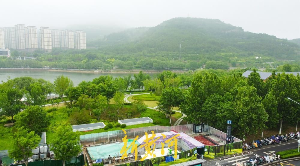 济南地铁3号线孟家庄站出入口改造 将加装遮雨棚解决露天出行难题