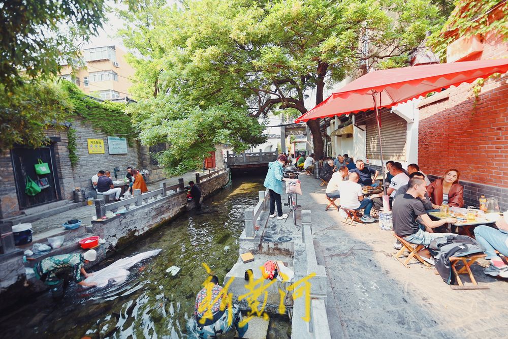 坐马扎、喝扎啤、戏泉水，济南于家桥河畔夏意渐浓