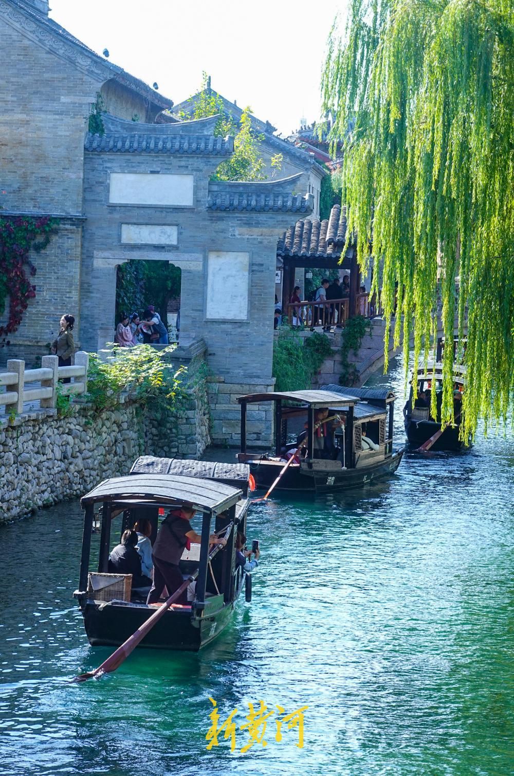 船在画中游！明水古城摇橹船成国庆假日流动风景线