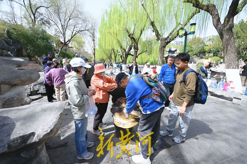 赏春新体验 护城河畔泉水直饮点市民游客络绎不绝