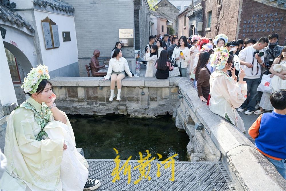 济南这座最短的桥人气持续火爆，簪花姑娘争相拍照体验穿越之美