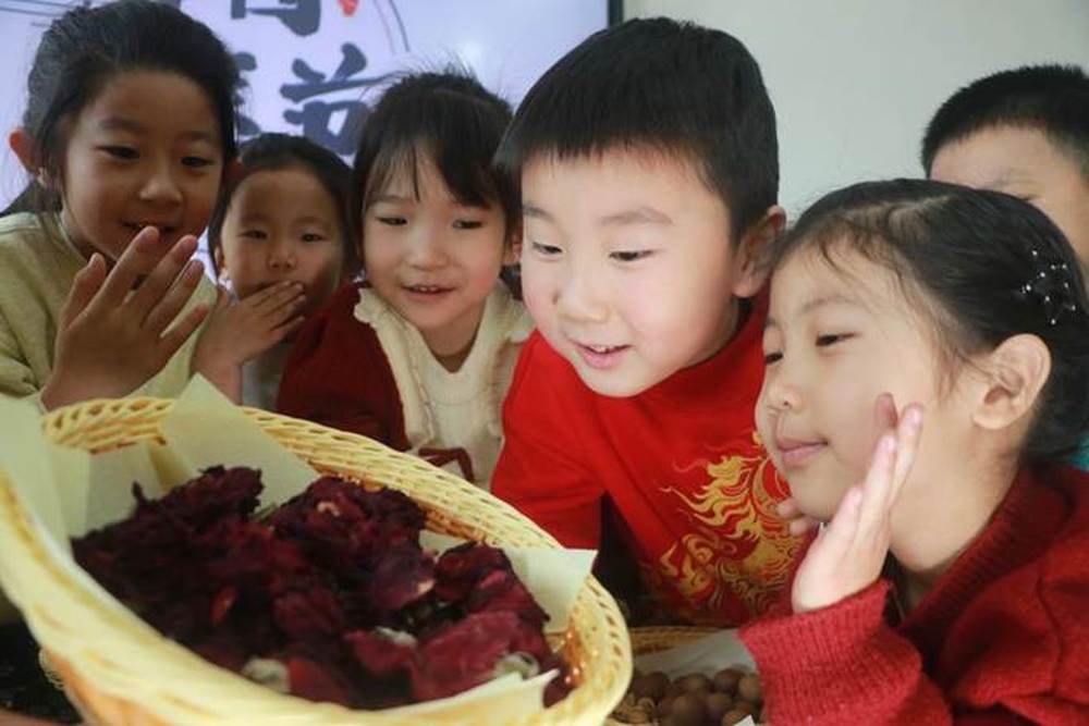 2-2026年3月17日，在山东省高密市机关幼儿园，小朋友在学习识别中草药。（李海涛摄）