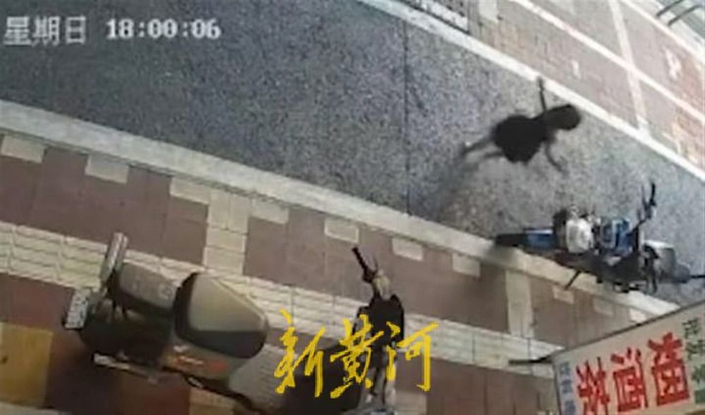 网曝年轻父亲丢弃年幼女儿？当地警方、妇联回应