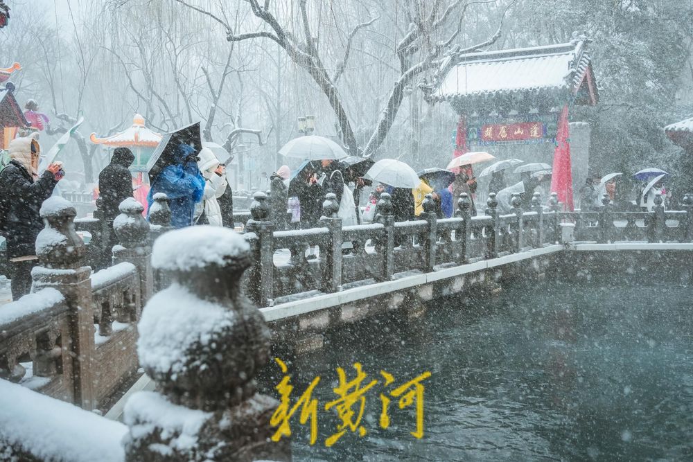趵突现美景 春雪映泉城