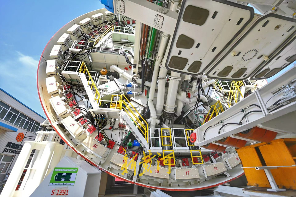 开挖直径17.5米，世界在建最大直径泥水盾构隧道“山河号”盾构机在济南下线