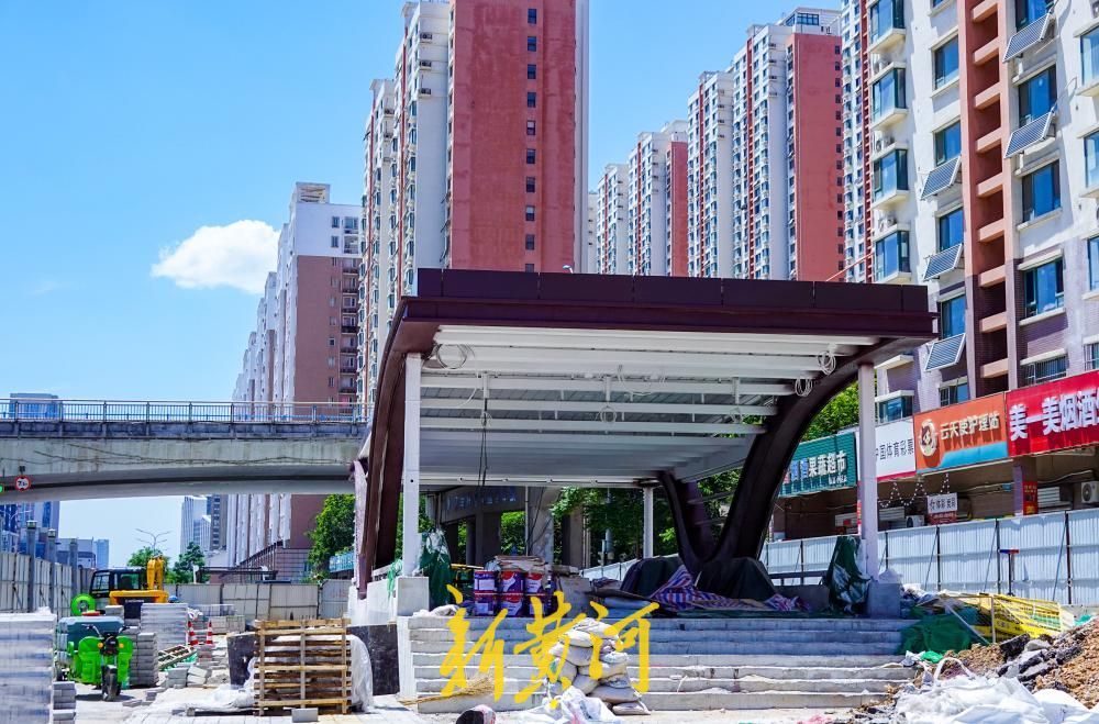济南纬六路多个地铁出入口初具规模，与300米高楼同框成新景