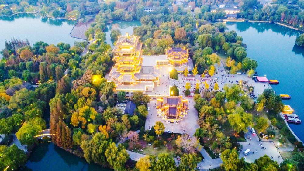 泉润心安处，此城正相宜 