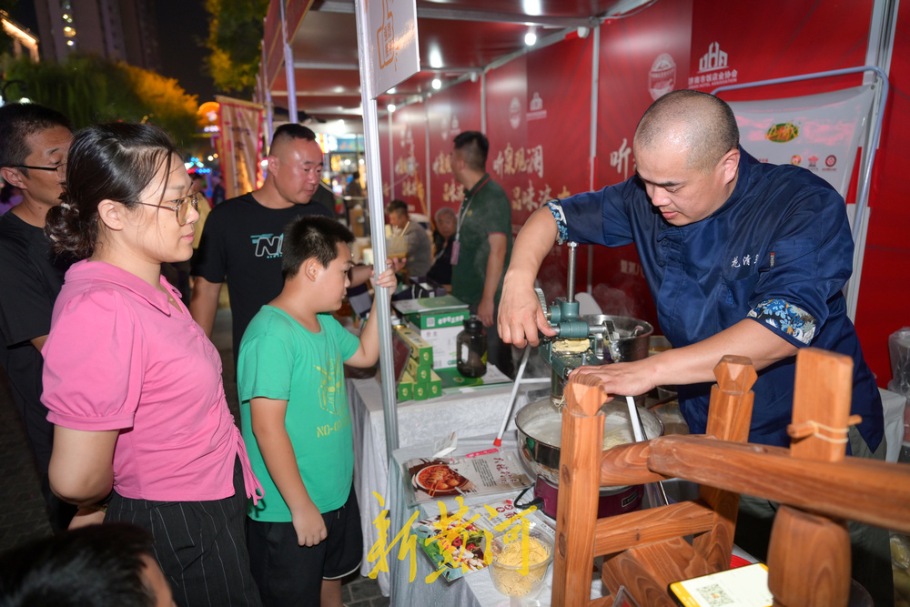 泉城特色小吃汇聚美食季，特色现场制作市民尝鲜  