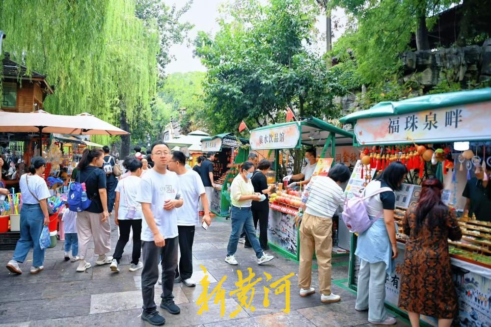 济南环城公园泉水市集点亮泉畔中秋