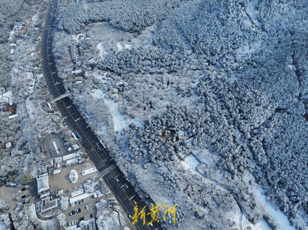 雪后千佛山银装素裹，宛如童话世界