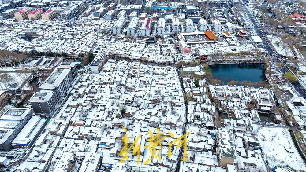 雪后俯瞰明府城，白雪皑皑古韵浓