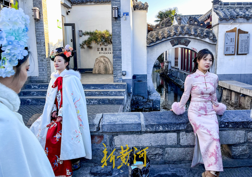 小桥流水人家， 古装美女如花，济南这座小桥带你“穿越”前世今生