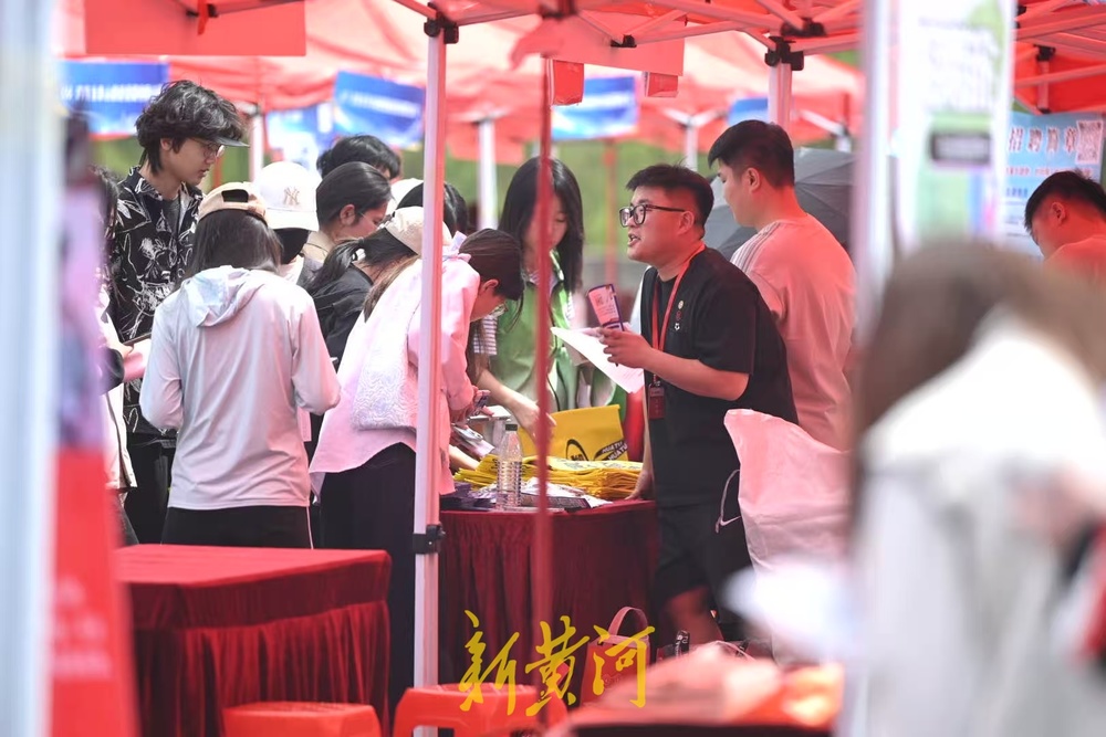 “海右人才驻济高校行”走进山东青年政治学院