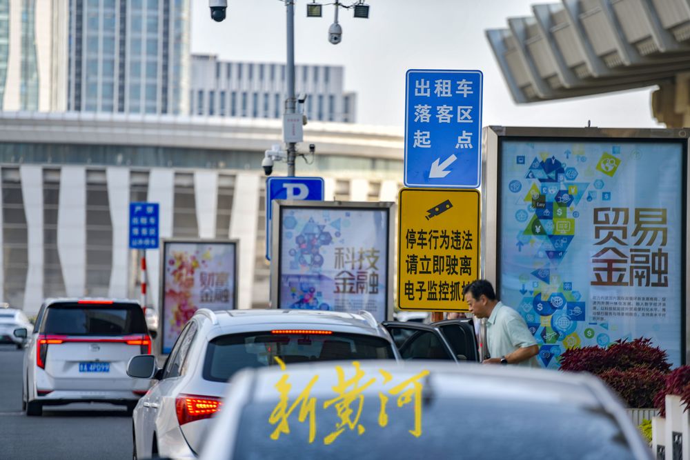 出租车可驶入济南西站二楼落客平台 划定临时停车区域