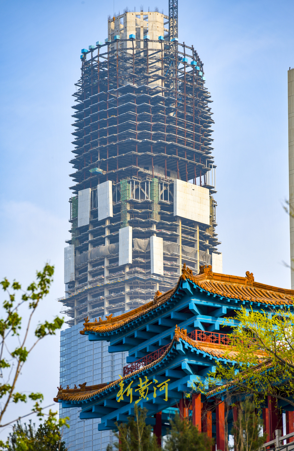 济南第一高外框钢结构向顶端冲刺