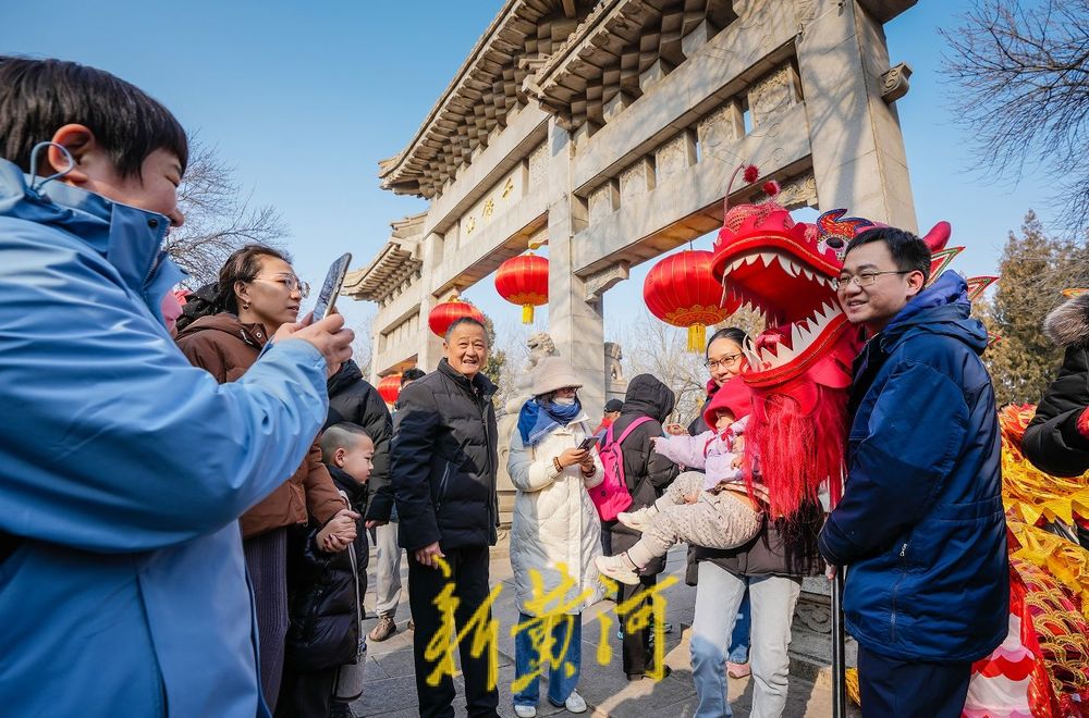 济南千佛山新春游园会热闹开场  