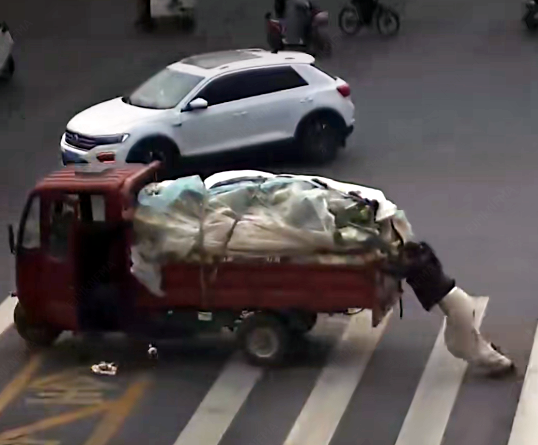 山东聊城“推车姐”,火了!央媒、网友纷纷点赞,当事人回应