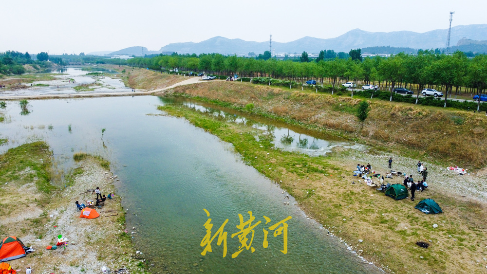 一场春雨过后，济南山间河道现潺潺流水