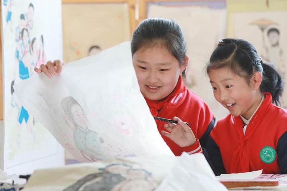 3-2026年3月16日 ,山东省高密市姜庄小学的小学生在美术课上绘制扑灰年画。(李海涛摄)