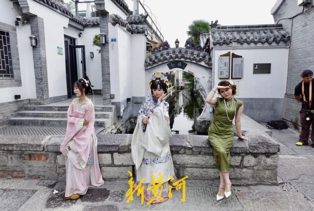 中秋假期后旅游热度不减，济南起凤桥街游客排队打卡