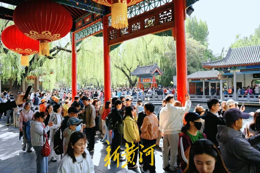 济南趵突泉群泉欢歌人潮涌