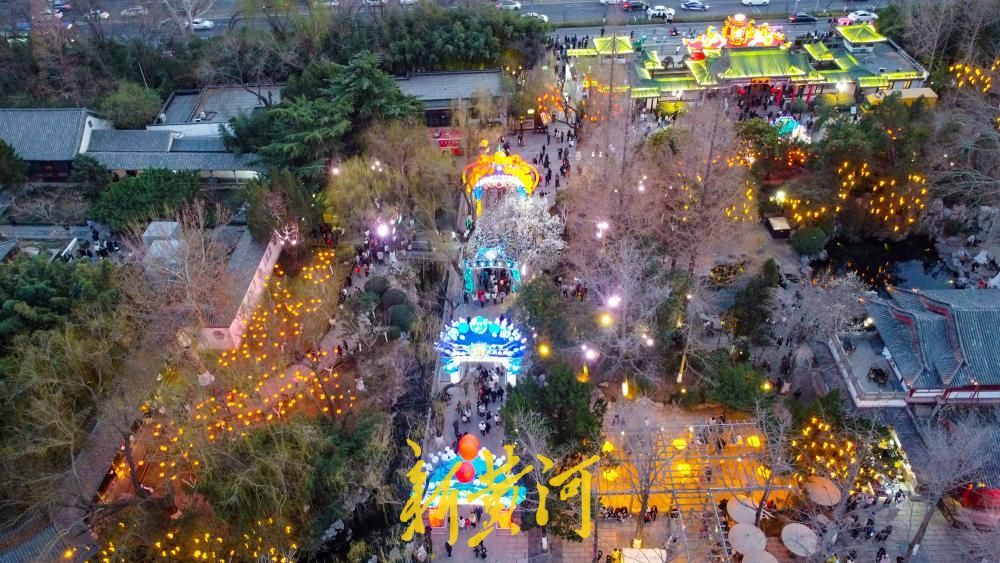 迎春花灯会迎来赏灯高峰，传统灯艺与名士文化交融，点亮泉城夜空