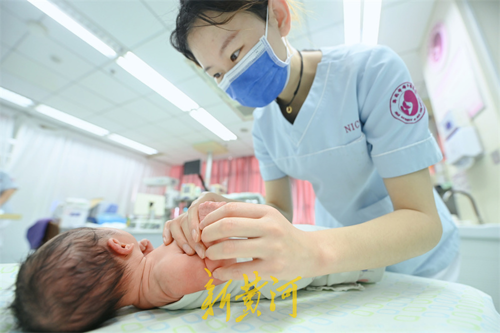 跨年夜，新生儿重症监护室护佑“新生”