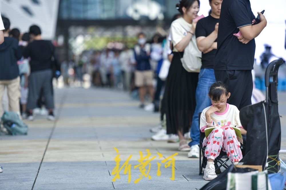 早到两小时站队等候 暑期首日图书馆迎来读书热