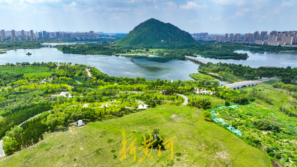 齐烟九点山体披绿，四座山体连片成景